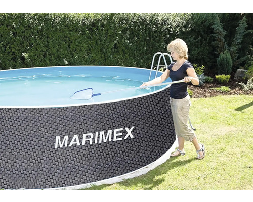 Žena čistí bazén Marimex pomocí síťky
