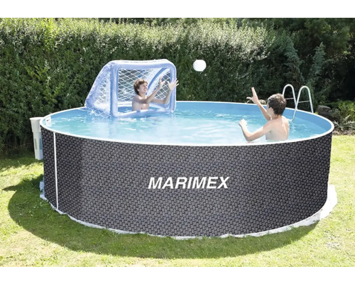 Bazén Marimex Frame se dvěma lidmi a sítí na vodní pólo na zahradě.