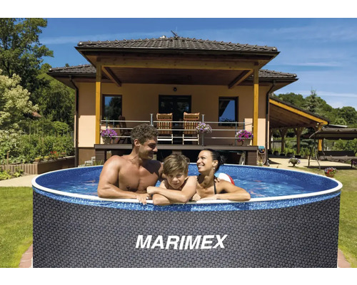 Rodina relaxuje v bazénu Marimex na zahradě před domem.