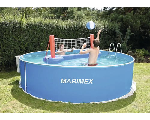 Nadzemní bazén s volejbalovou sítí a hrajícími si lidmi na zahradě.