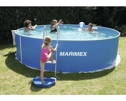 Rámový bazén Marimex s hrajícími si dětmi na zahradě.