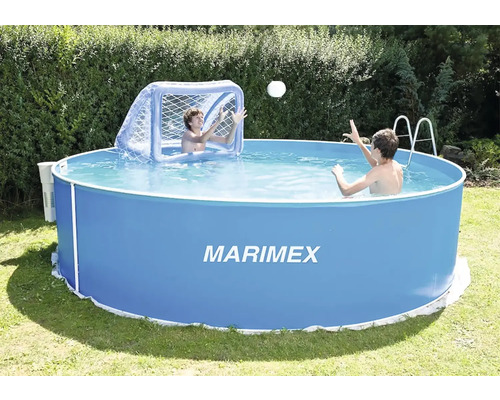 Bazén Marimex se dvěma hrajícími si chlapci a fotbalovou brankou