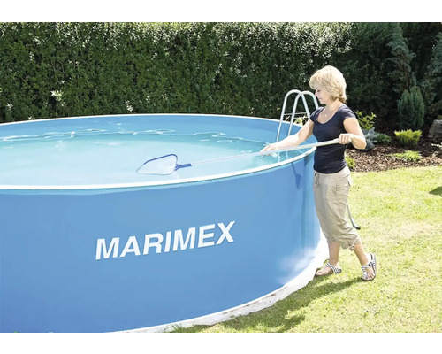 Žena čistí kulatý bazén Marimex pomocí síťky.