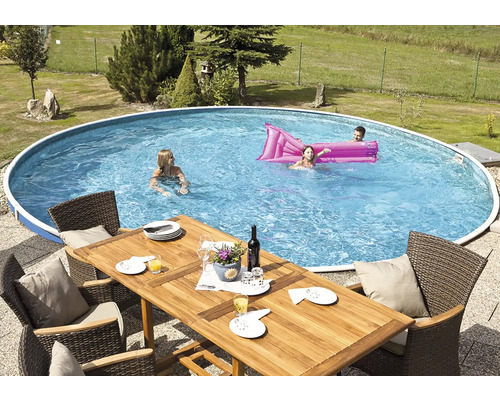 Scéna s nadzemním bazénem, zahradním stolem a lidmi na zahradě.