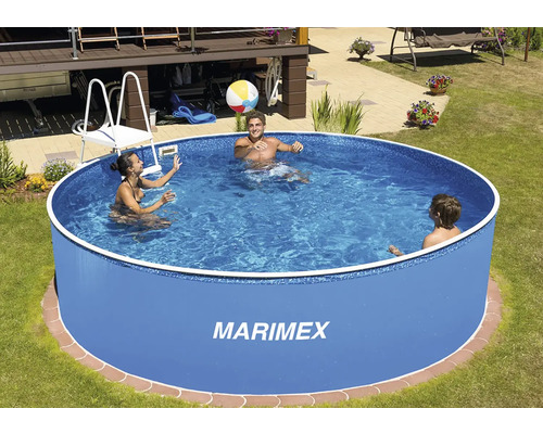 Nadzemní bazén s koupáním na zahradě