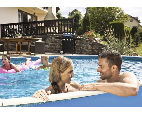 Scéna s rodinou relaxující v nadzemním bazénu na zahradě