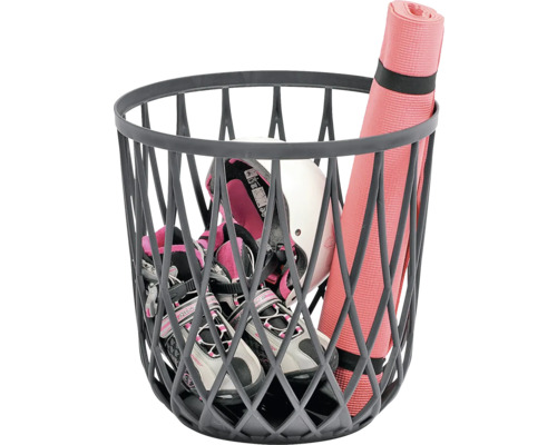 Úložný koš naplněný inline bruslemi, helmou a podložkou na jógu