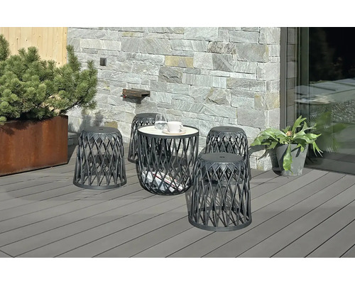 Terasa s kamenným stolem a několika sedacími stoličkami