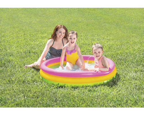 Nafukovací dětský bazén s hrajícími si dětmi na zahradě