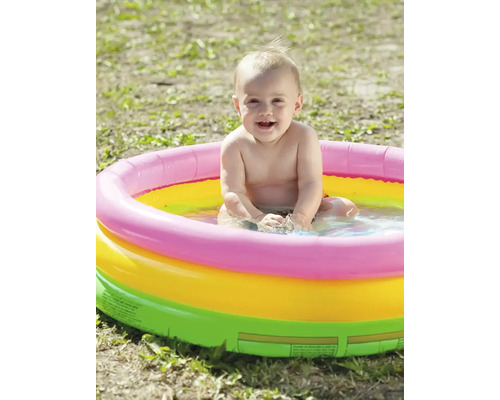 Usmívající se dítě v bazénku