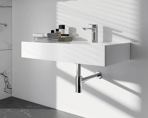 Moderní koupelna s umyvadlem na desku, vodovodní baterií a sifonem