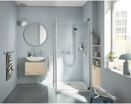 Světlá koupelna se sprchou, umyvadlem a zrcadlem