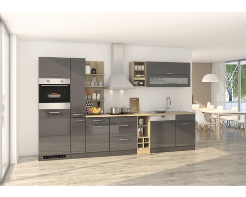 Moderní kuchyně se šedými skříňkami, dřezem, sporákem a odsavačem par