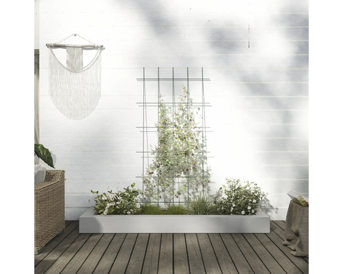 Zahrada s mřížovinou, osázeným truhlíkem a nástěnnou dekorací