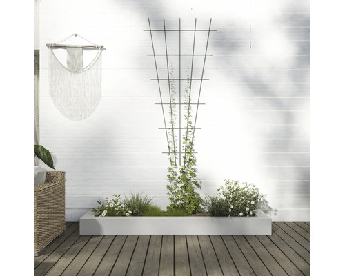 Scéna s truhlíkem, lezeckou mříží a dekorací na bílé zdi