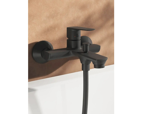 Černá vanová baterie s sprchovou hadicí pro montáž na stěnu