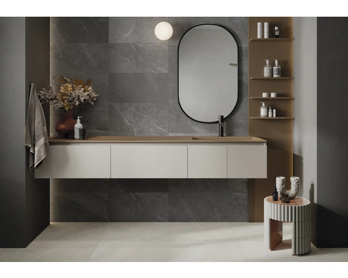 Moderní koupelna s umyvadlem, zrcadlem a šedými obkládačkami