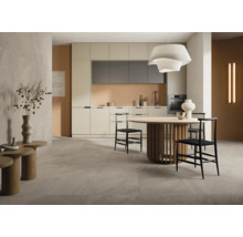 Světlá kuchyně s jídelním stolem a židlemi v moderním designu.