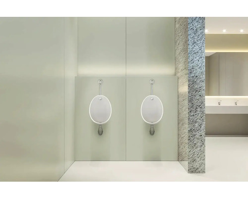 Dva pisoáry v světlé koupelně.