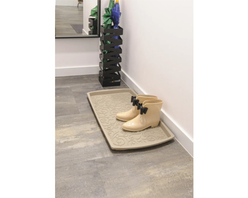 Scéna s odkapávačem na boty se vzorem a gumovými holínkami s mašlí a také s černým stojanem na deštníky