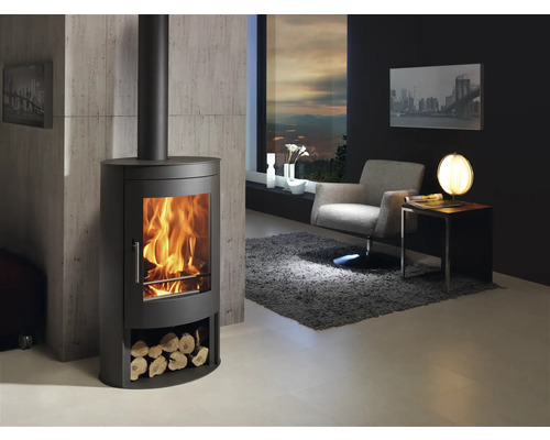 Obývací pokoj s krbovými kamny, křeslem a dekoracemi pro útulnou atmosféru