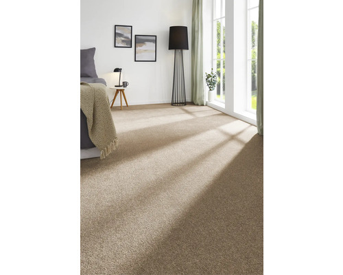 Ložnice s kobercem, postelí, stojací lampou a oknem.