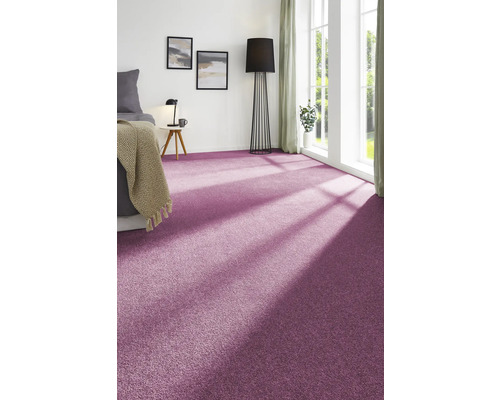 Ložnice s fialovým kobercem, postelí, lampou a okny pro útulnou atmosféru.