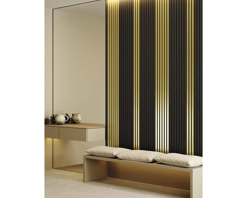 Interiér s nástěnnými panely, zrcadlem, lavicí a komodou