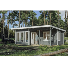 Moderní dřevěný zahradní domek s plochou střechou, okny a grilem ve venkovním prostoru.