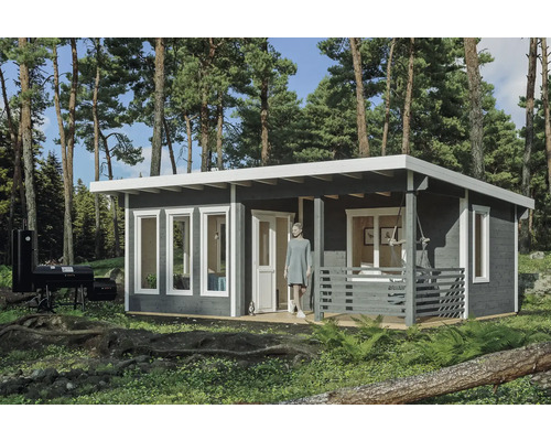 Moderní dřevěný zahradní domek s plochou střechou, okny a grilem ve venkovním prostoru.