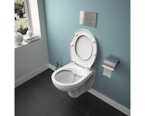 Závěsné WC s otevřeným splachovacím okrajem a WC sedátkem v koupelně