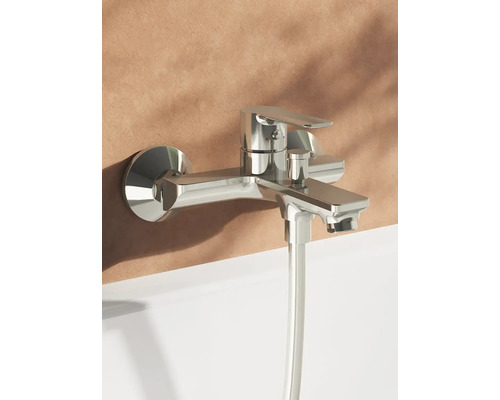 Vanová baterie s sprchovou hadicí pro montáž na stěnu