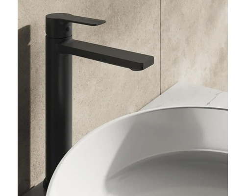 Kovová umyvadlová baterie u umyvadla