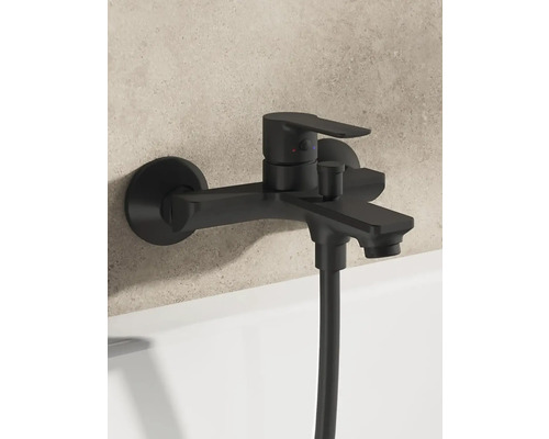 Černá vanová baterie s sprchovou hadicí pro montáž na stěnu