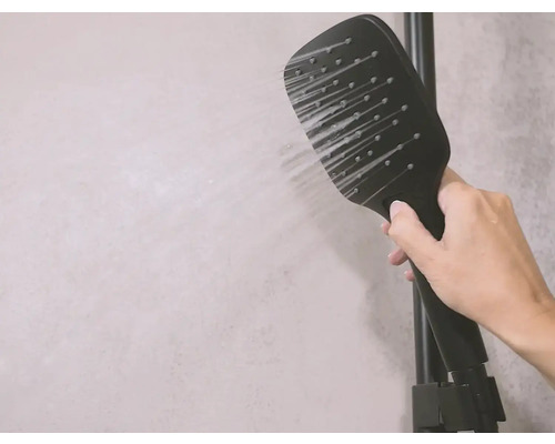 Ruční sprcha s proudem vody v ruce