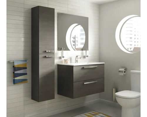 Koupelna s umyvadlem, zrcadlovou skříňkou a vysokou skříňkou