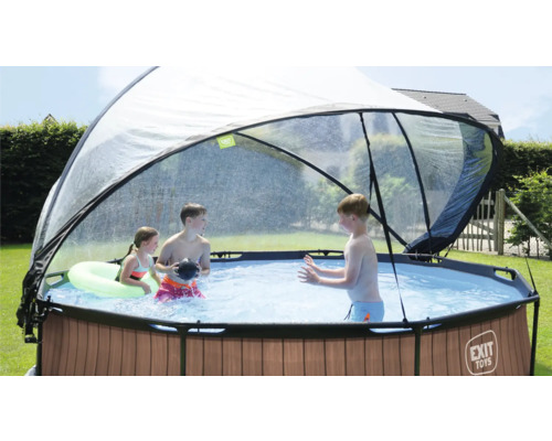 Kulatý bazén s krytem a hrajícími si dětmi na zahradě.