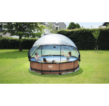 Nadzemní bazén se střechou na zahradě s lidmi