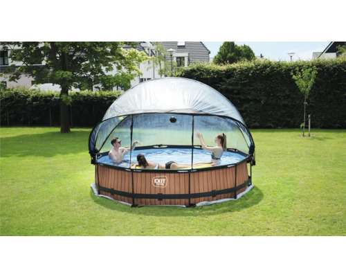 Nadzemní bazén se střechou na zahradě s lidmi