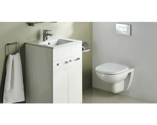 Koupelna s umyvadlovou skříňkou, závěsným WC a držákem na ručníky