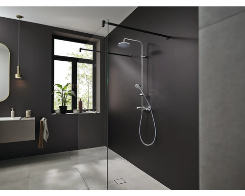 Moderní koupelna se sprchou, umyvadlem a oknem pro světlé prostředí