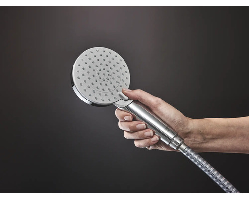 Ruční sprcha s hadicí v ruce