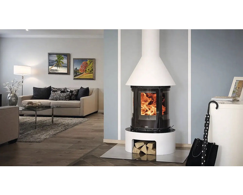 Obývací pokoj s krbovými kamny, pohovkou a dekorací pro útulnou atmosféru