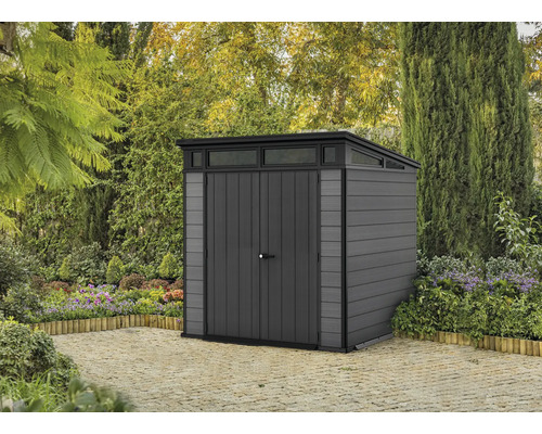 Zahradní domek v zahradě s dvoukřídlými dveřmi a světlíkem