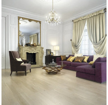 Obývací pokoj s krbem, zrcadlem, pohovkou, křeslem, závěsy a lustrem