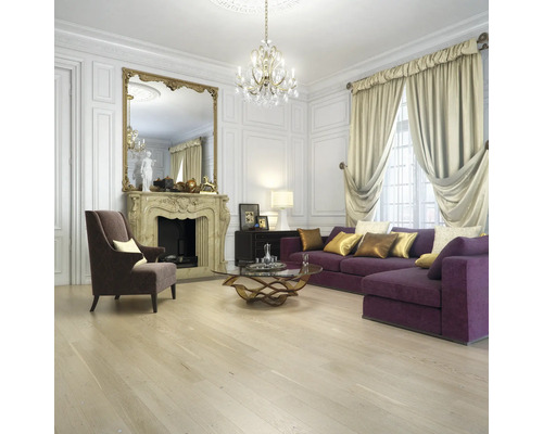 Obývací pokoj s krbem, zrcadlem, pohovkou, křeslem, závěsy a lustrem