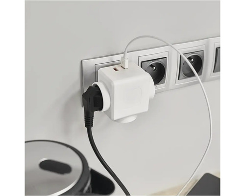 Adaptér zásuvky s USB porty v nástěnné zásuvce