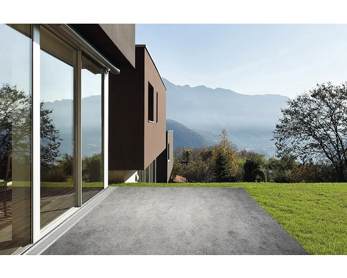 Venkovní fotografie moderního domu s posuvnými dveřmi a terasou s výhledem na hory
