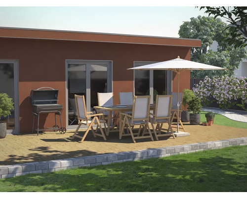 Venkovní prostor s grilem, zahradním stolem, židlemi a slunečníkem na dřevěné terase.