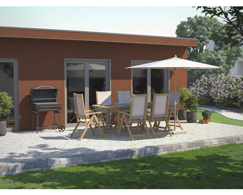 Terasa s zahradním stolem, židlemi, slunečníkem a grilem